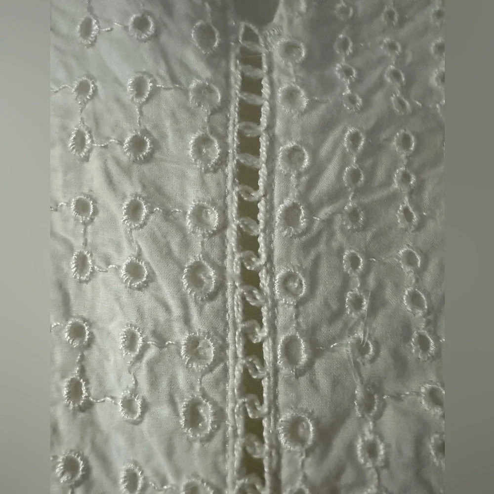 NWT- Banana Republic- White Tank with eyelet detailing-‎ M